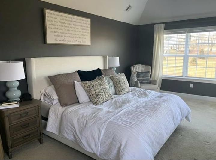 Bedroom with gray walls and a white ceiling